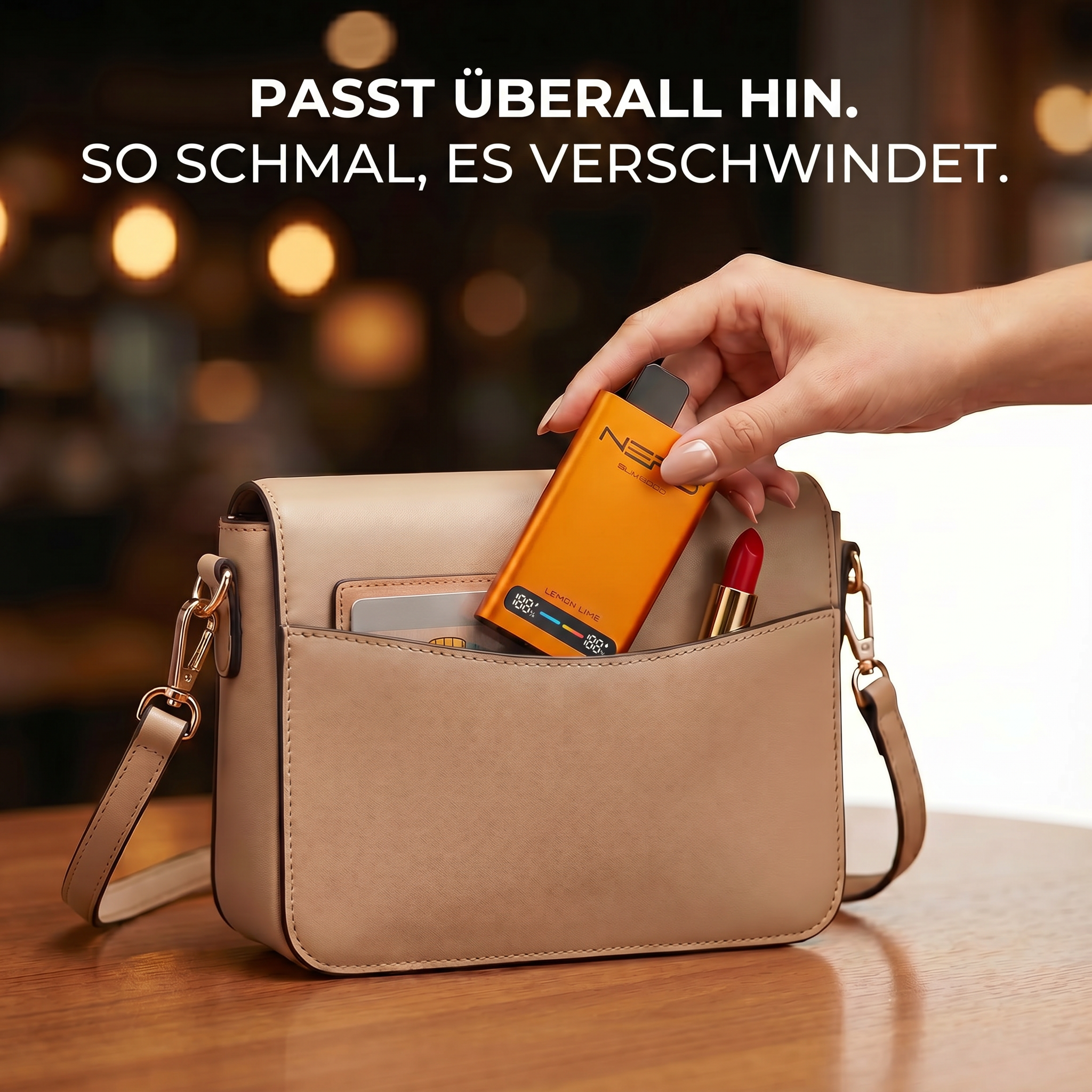 Eine elegante, schlanke E-Zigarette in Orange wird in eine beige Damen-Handtasche gesteckt. Das kompakte Design passt perfekt neben Lippenstift und Kreditkarte. Text: &bdquo;PASST &Uuml;BERALL HIN. SO SCHMAL, ES VERSCHWINDET.&ldquo; Ideal f&uuml;r diskretes Dampfen unterwegs.