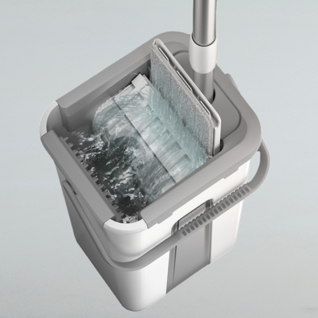 Hands-free wet and dry mop