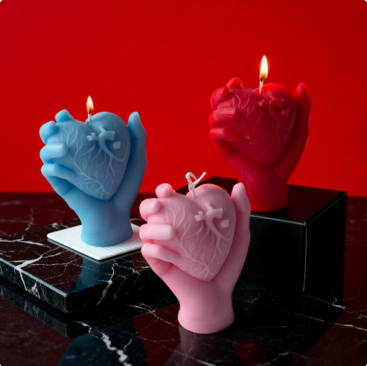 💖Holding a heart-shaped aromatherapy candle
