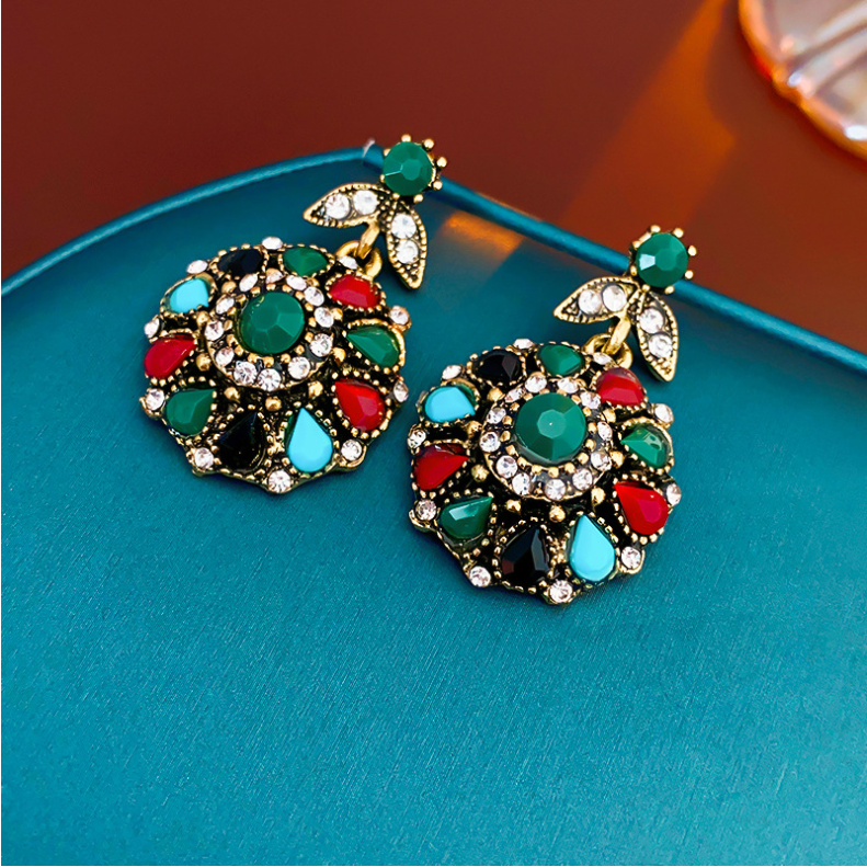 Colored diamond-encrusted round flower necklace and earrings