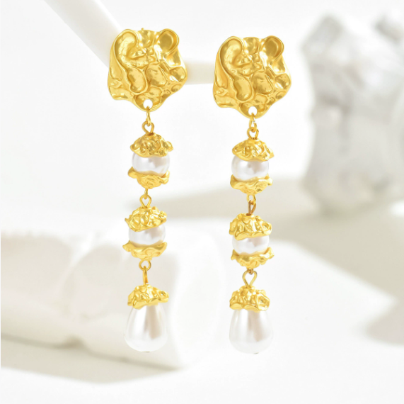 Vintage court-style pearl stud earrings