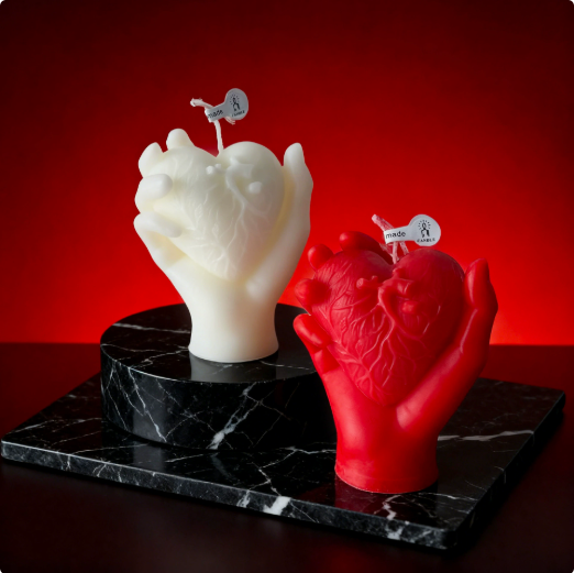 💖Holding a heart-shaped aromatherapy candle