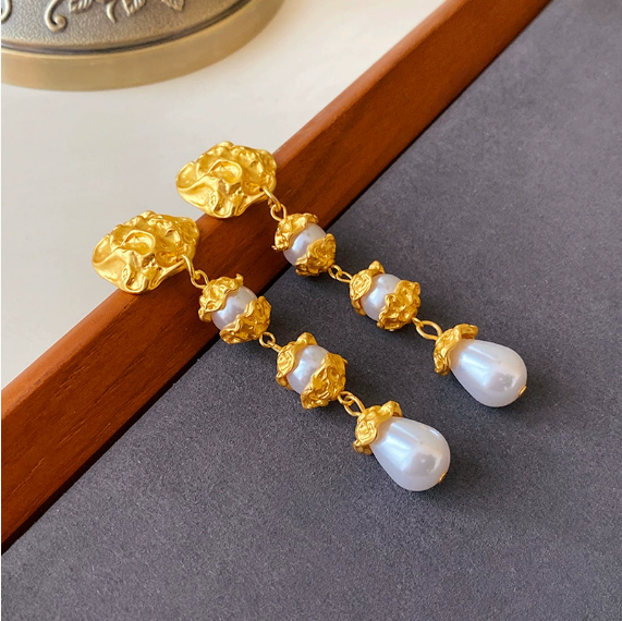 Vintage court-style pearl stud earrings