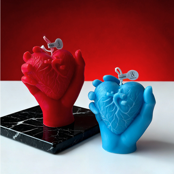 💖Holding a heart-shaped aromatherapy candle