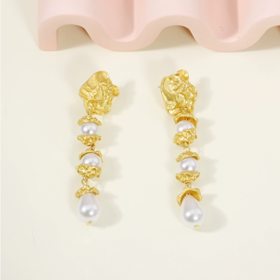 Vintage court-style pearl stud earrings