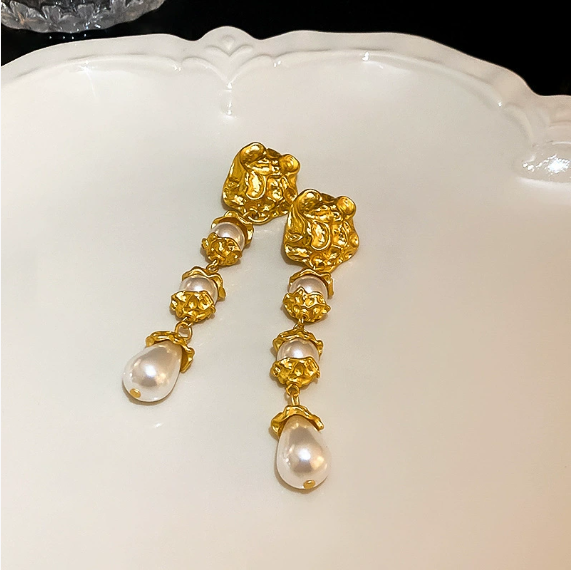 Vintage court-style pearl stud earrings