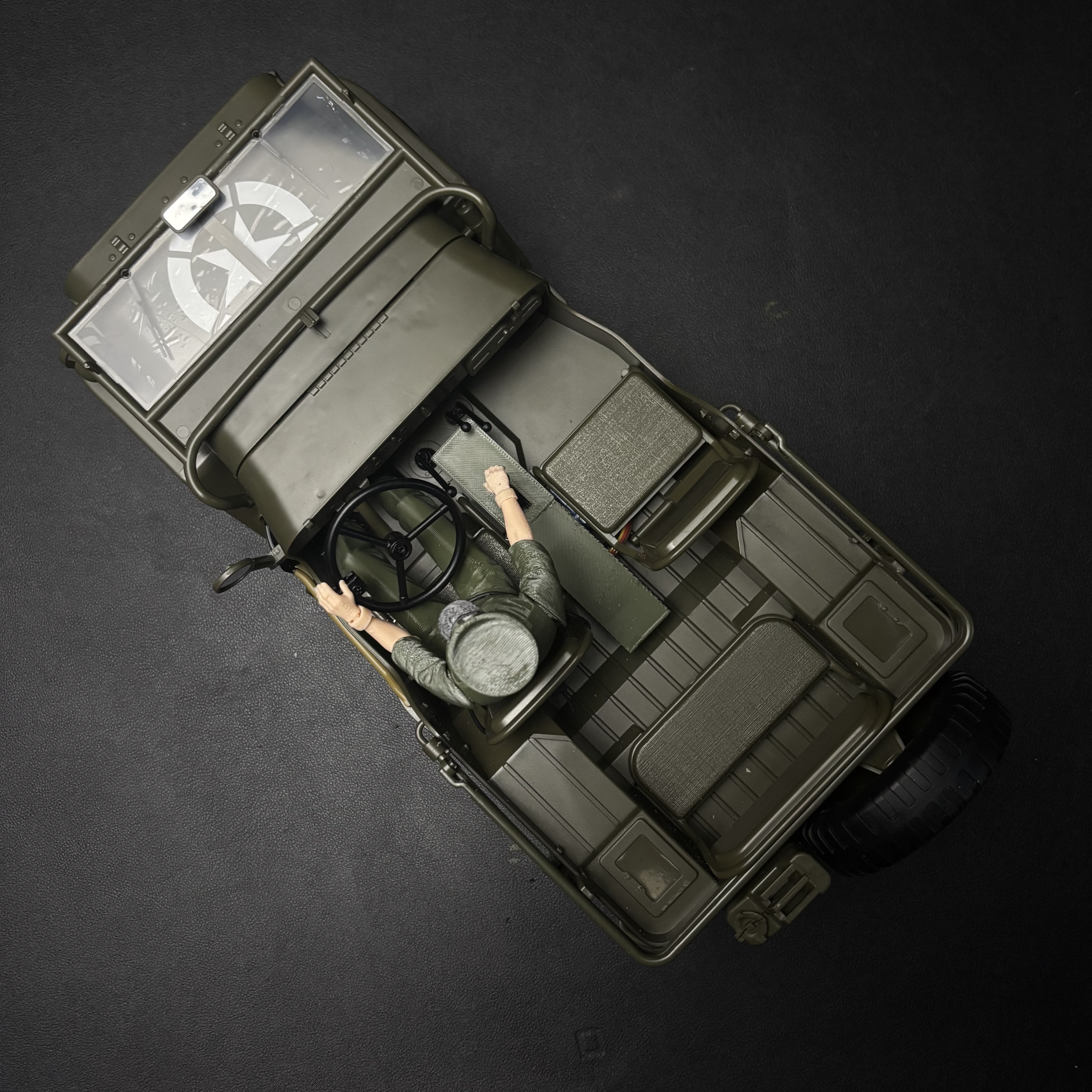 RC upravený model vojenského jeepu Willys z druhé světové války v měřítku 1/12 – pokračovací verze