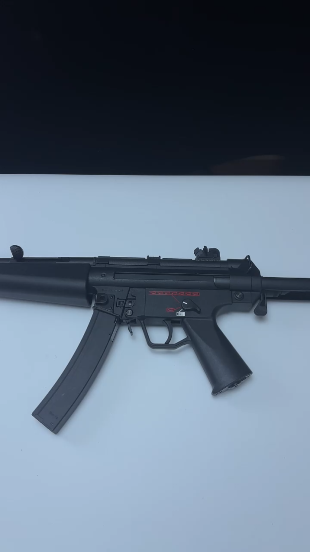 MP5 submachine gun made of nylon