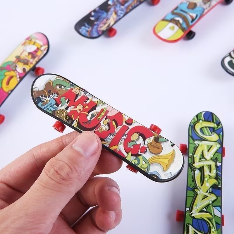 1/10 Scale RC Crawler Mini Skateboard Decoration XQJ-007