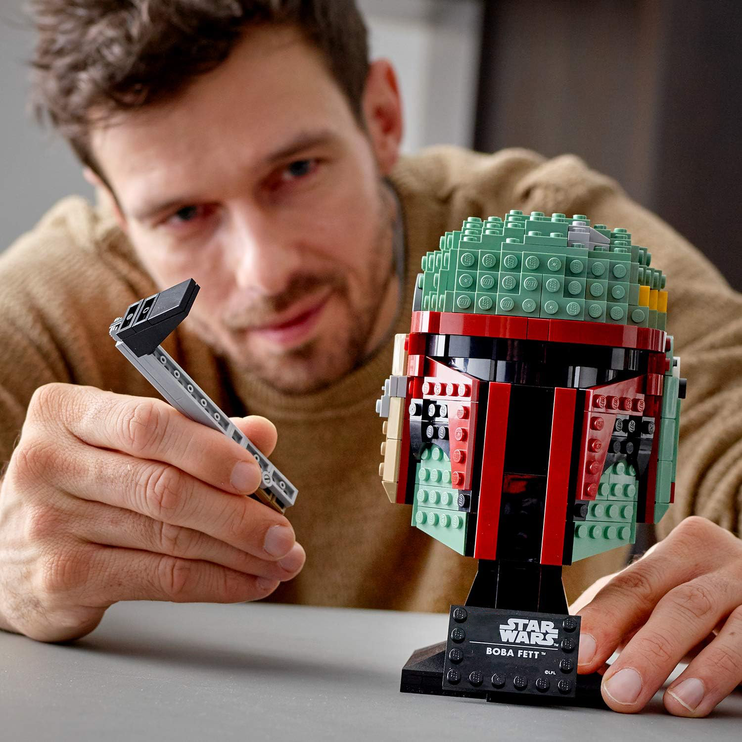 LEPIN Star Wars Boba Fett Helmet Building Kit, Cool, Collectible Star Wars Character Building Set (625 Pieces), Multicolor