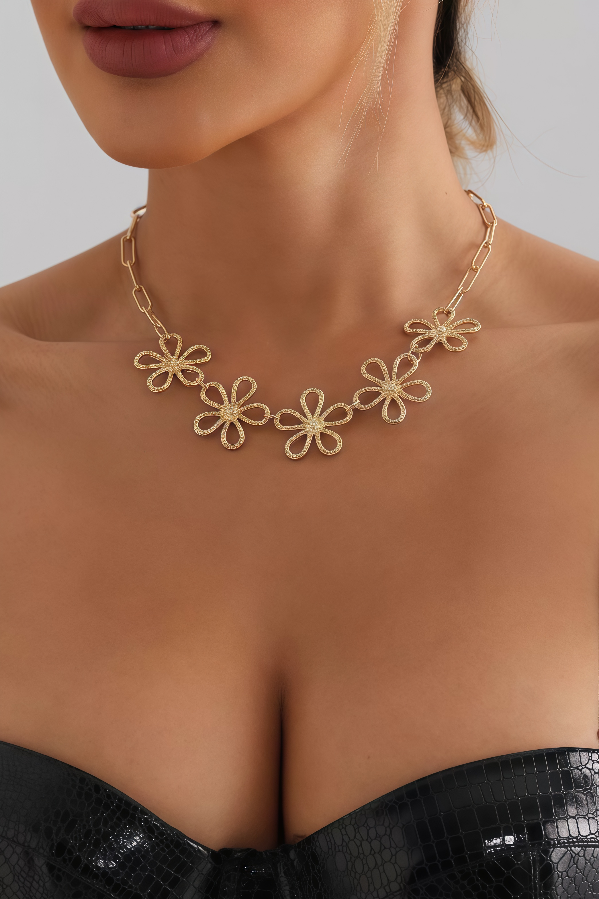 Simeon Openwork Flower Necklace