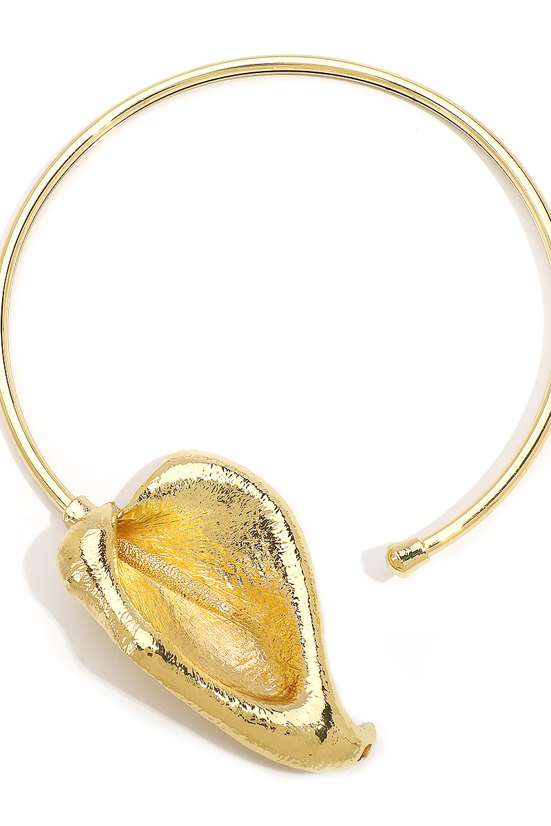 Pira Leaves Metal Necklace