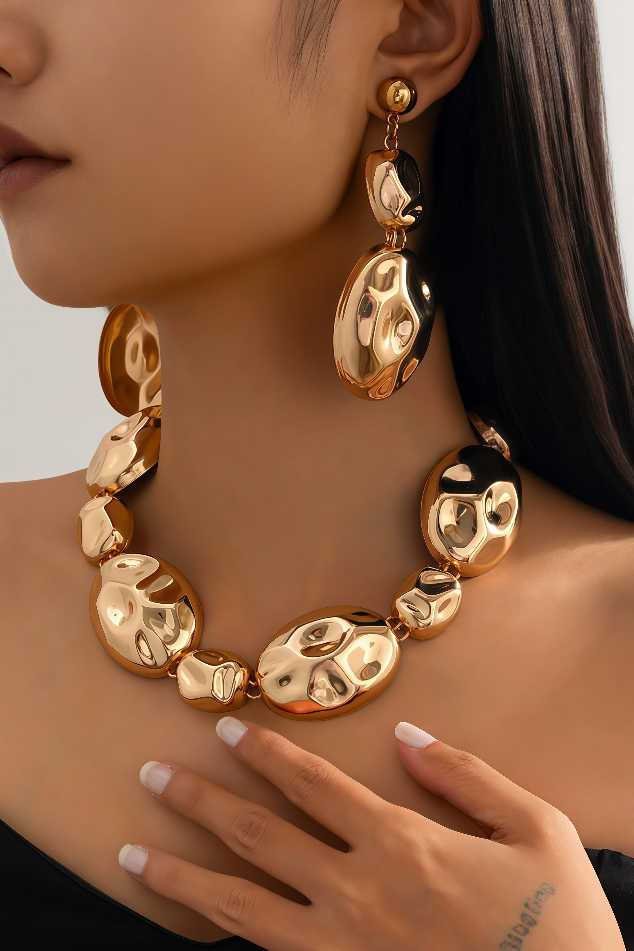 Magnus Glossy Pleated Necklace