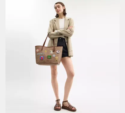 Cothtach X Peanuts City Tote In Signature Canvas With Patches