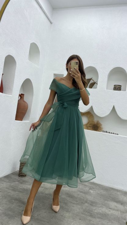 Green Boat Neck Belted Tulle Evening Dress