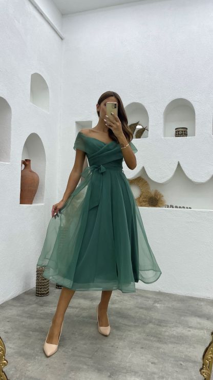 Green Boat Neck Belted Tulle Evening Dress