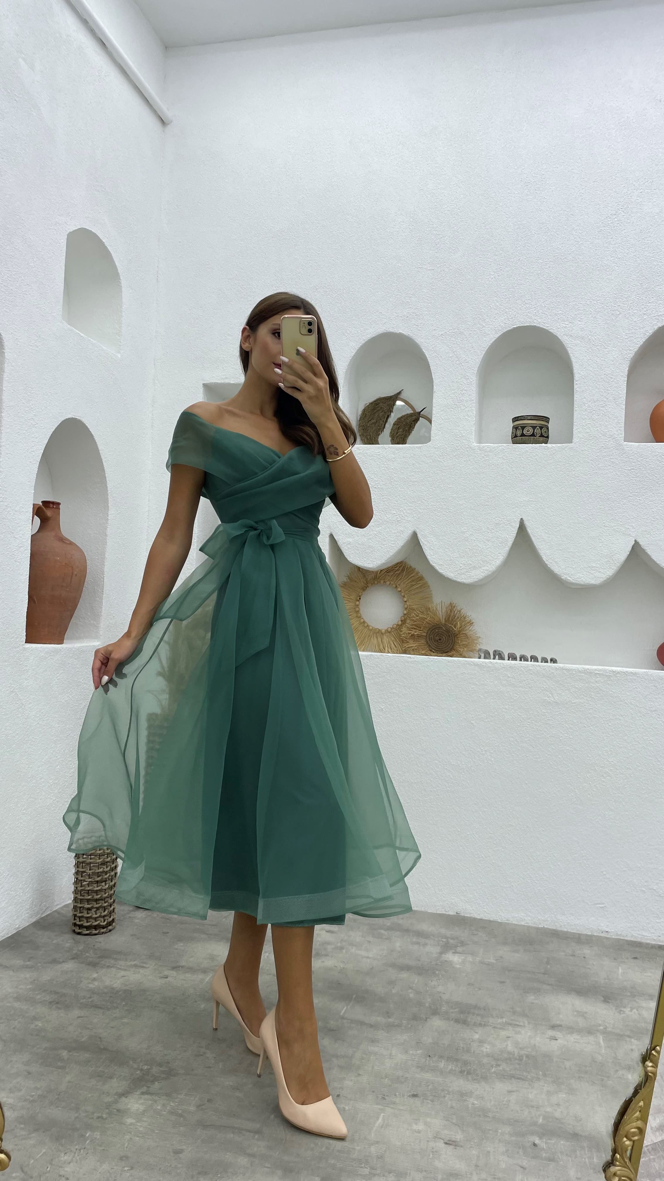 Green Boat Neck Belted Tulle Evening Dress