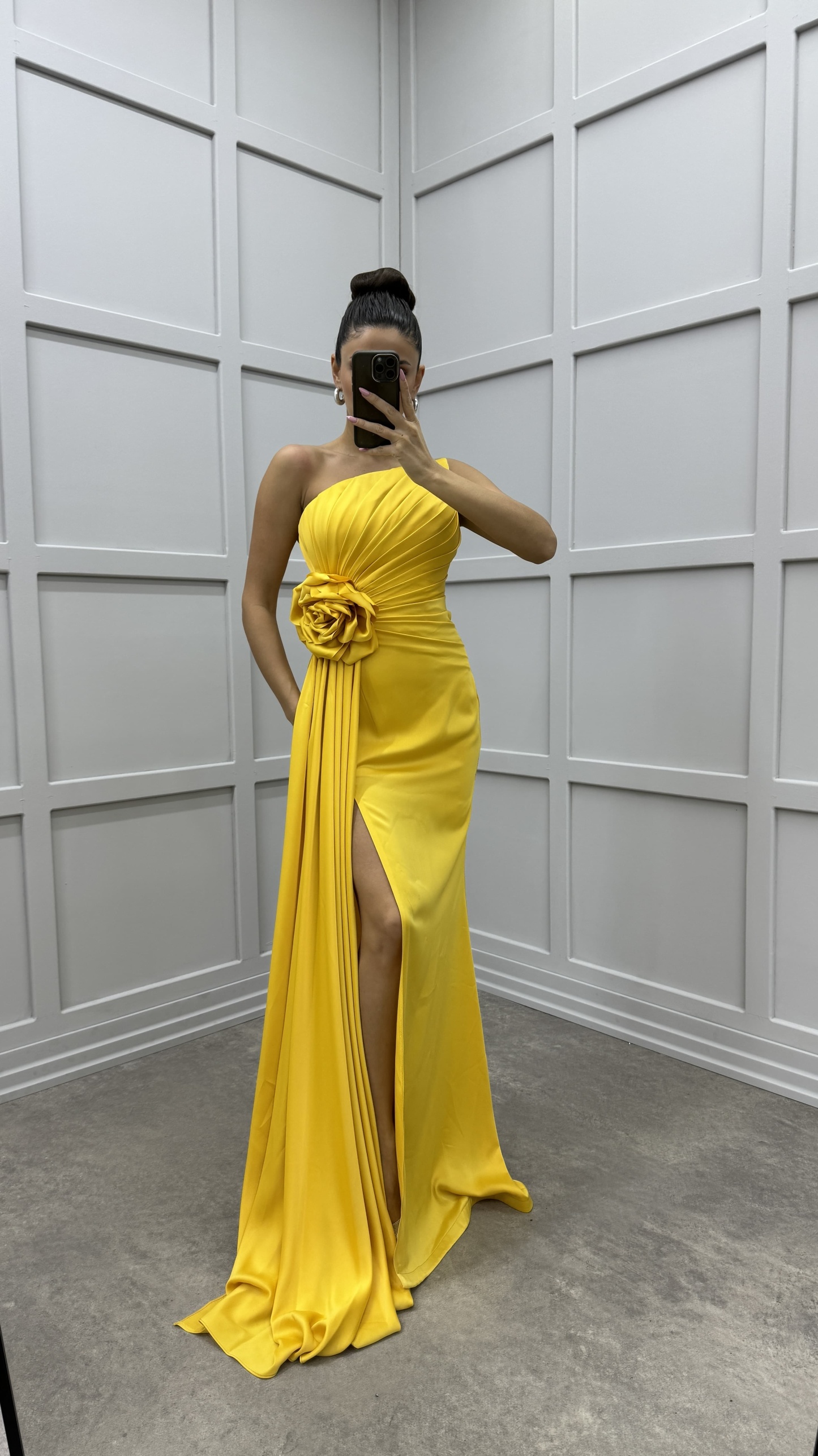 STRAPLESS ROSE DETAIL PLEATED DESIGN EVENING DRESS