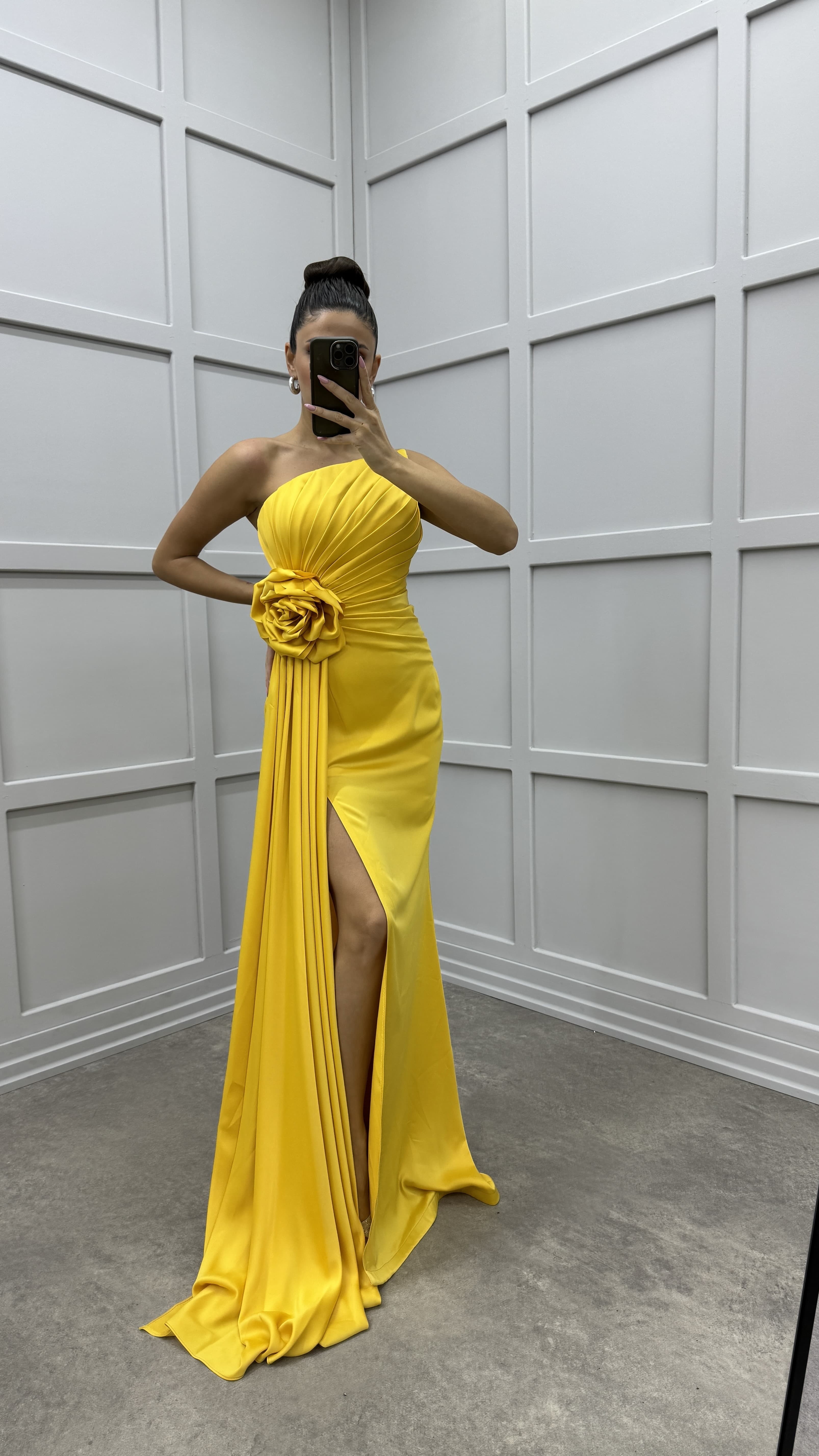 STRAPLESS ROSE DETAIL PLEATED DESIGN EVENING DRESS