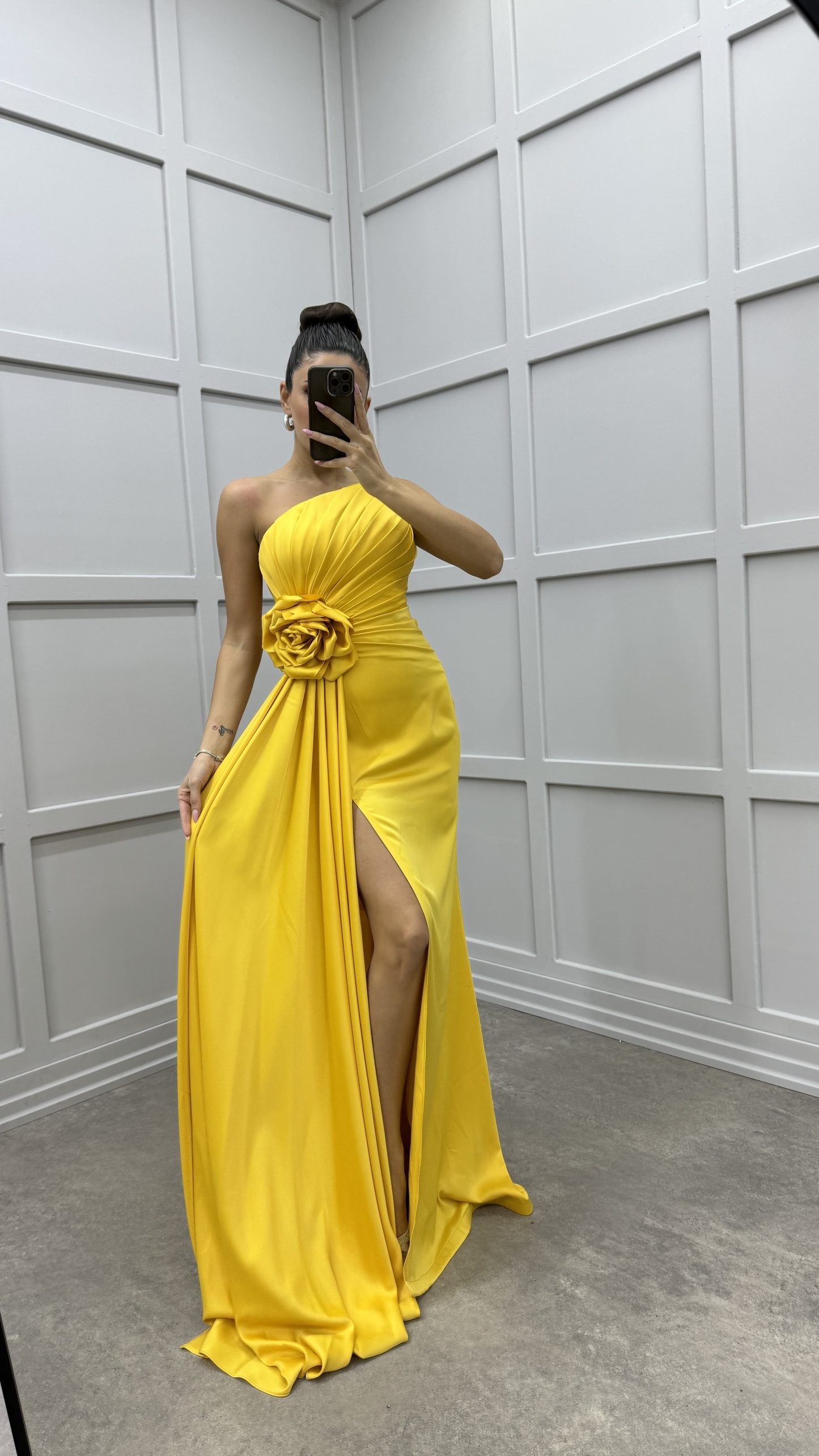 STRAPLESS ROSE DETAIL PLEATED DESIGN EVENING DRESS