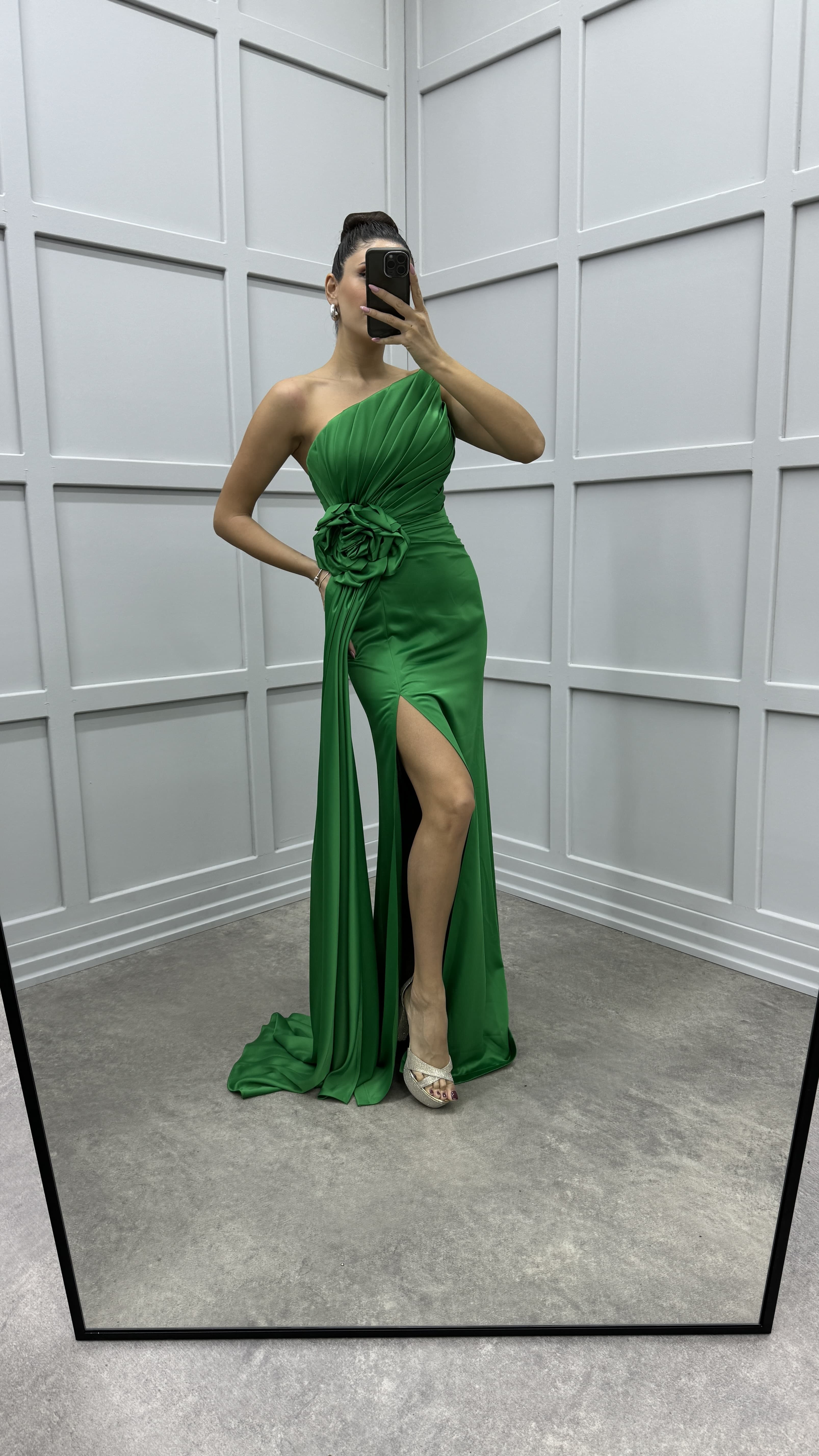 STRAPLESS ROSE DETAIL PLEATED DESIGN EVENING DRESS