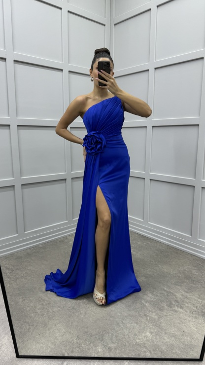 STRAPLESS ROSE DETAIL PLEATED DESIGN EVENING DRESS