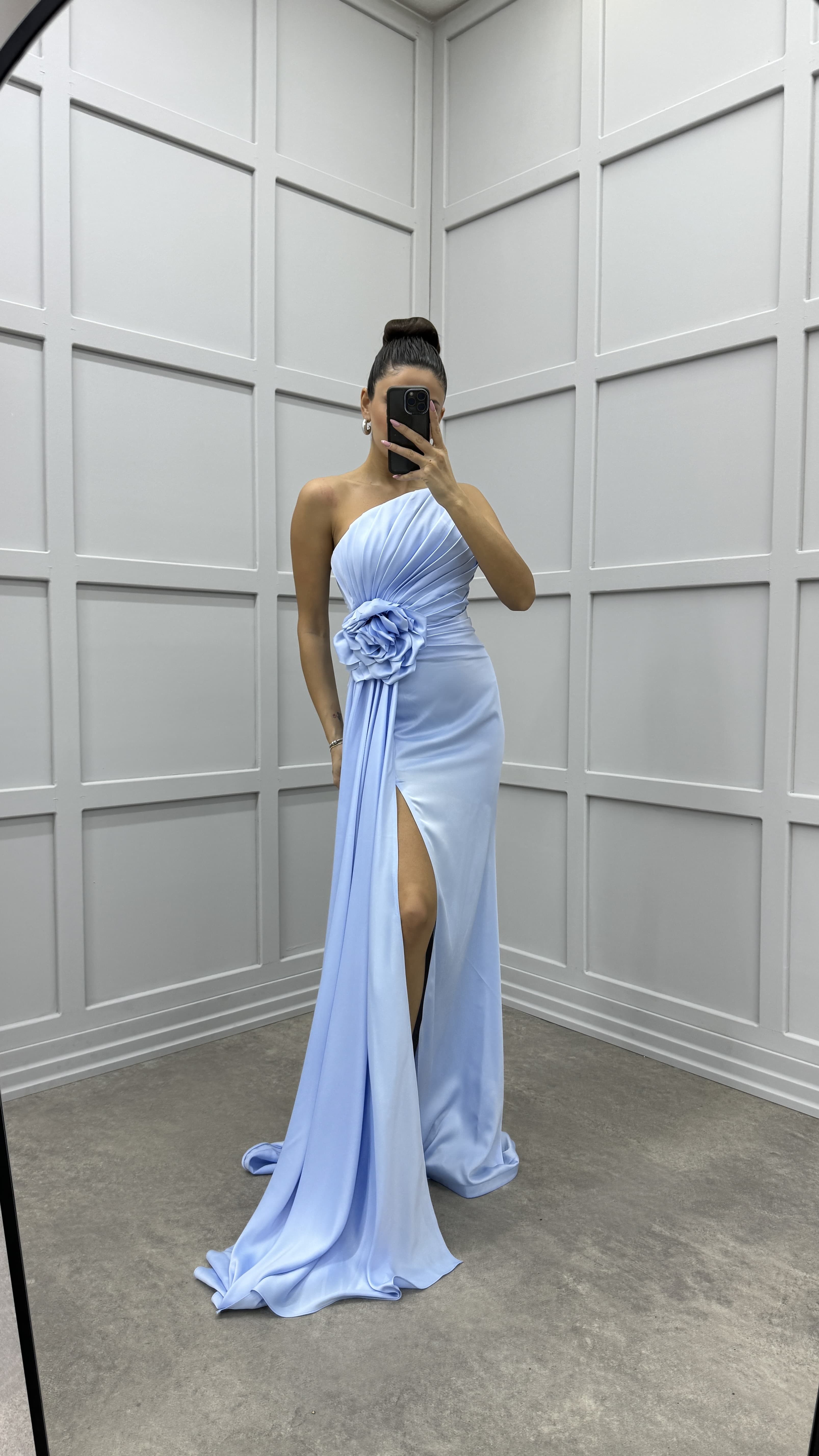 STRAPLESS ROSE DETAIL PLEATED DESIGN EVENING DRESS