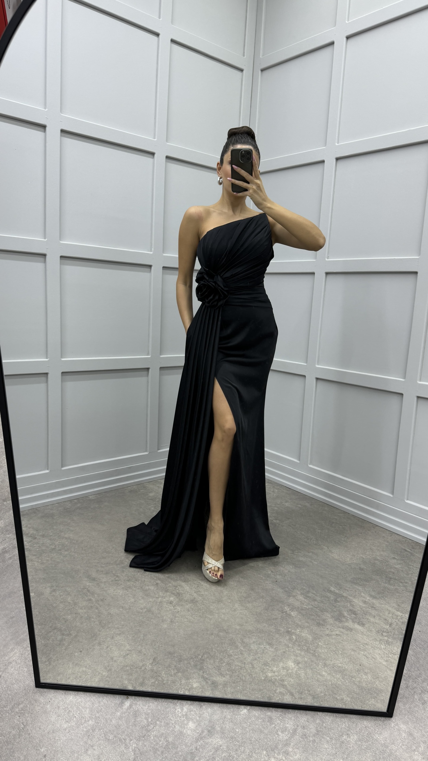 STRAPLESS ROSE DETAIL PLEATED DESIGN EVENING DRESS