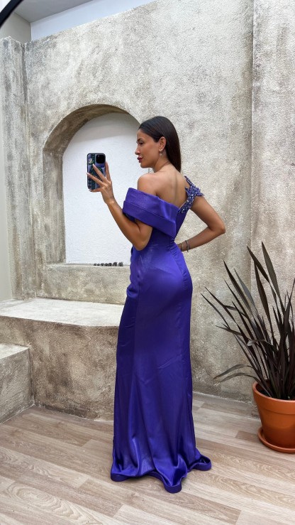 MINT GREEN EMBROIDERED DETAIL PLEATED EVENING DRESS