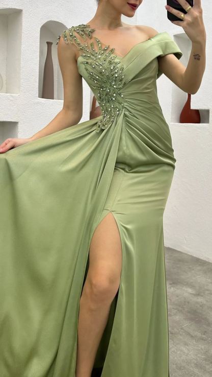MINT GREEN EMBROIDERED DETAIL PLEATED EVENING DRESS