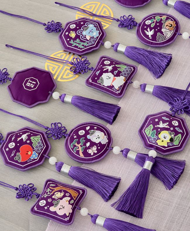 ** BT21 -  Embroidered Testa Keyring [Premium K Edition]-FinaKpop