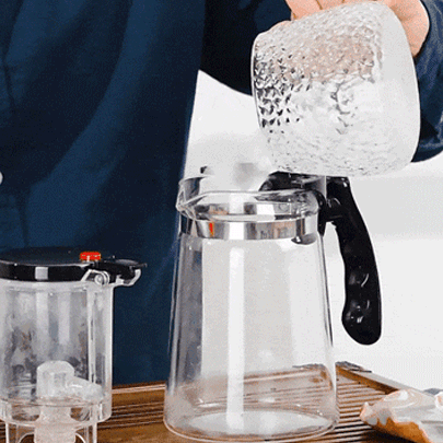 🌿🌿Wciąż martwisz się, że fusy psują smak herbaty? Skorzystaj z czajnika z filtrem na jedno kliknięcie – w 3 sekundy oddzielisz napar od fusów i sprawisz, że parzenie herbaty będzie łatwe oraz eleganckie.