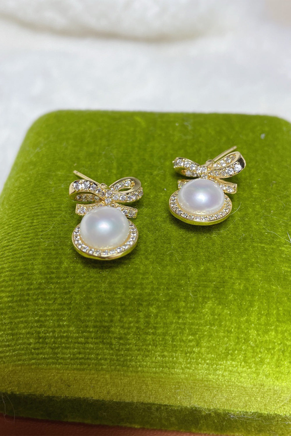 Stud Earrings with Fresh Pearl Bows in Natural Tone
