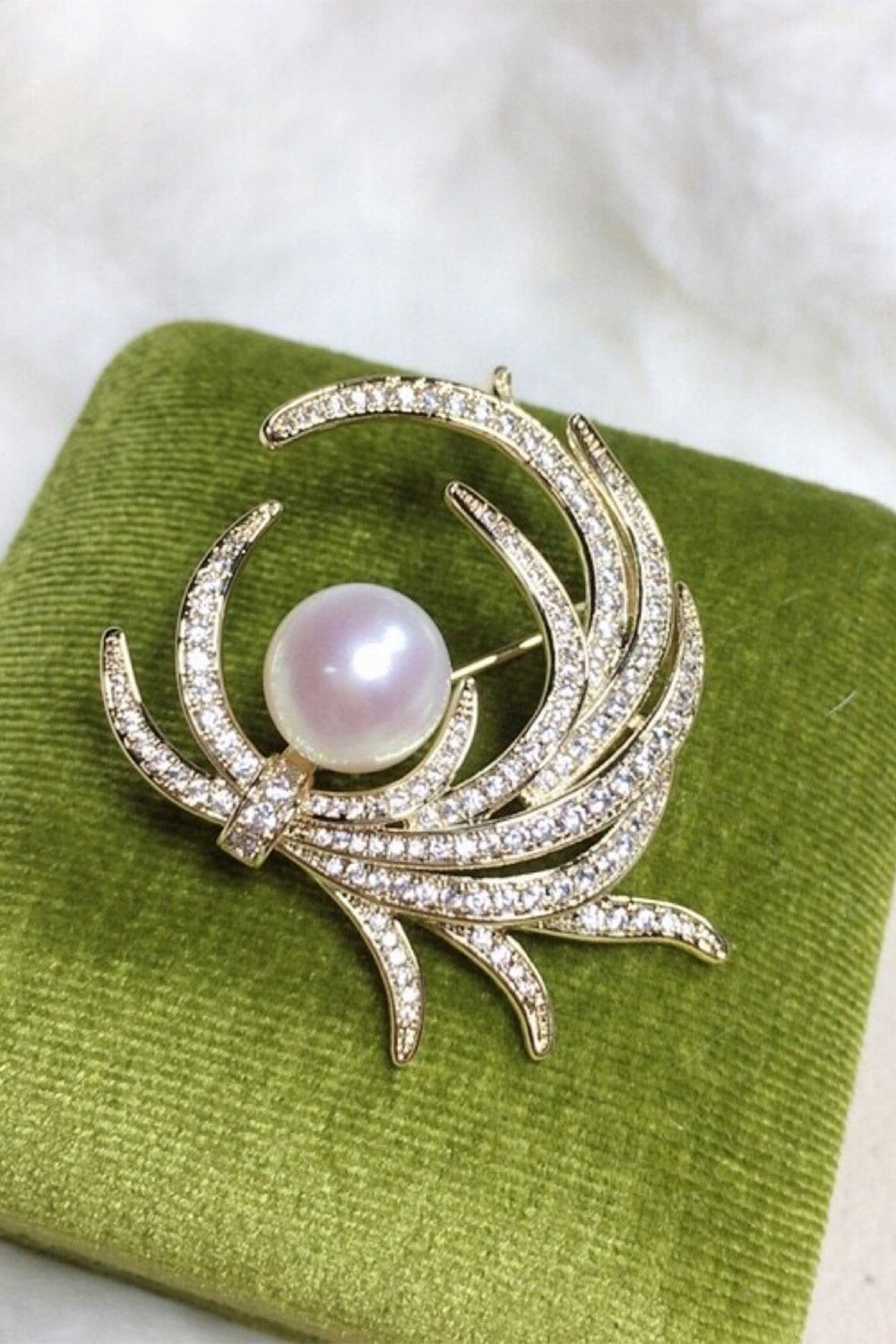 White Brooch Adorned with Rhinestones and Pearls