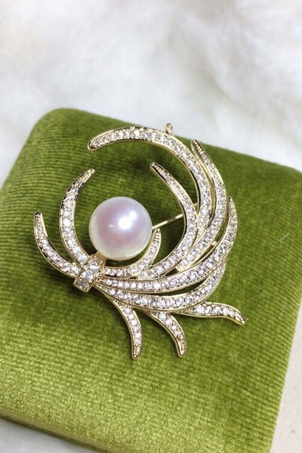 White Brooch Adorned with Rhinestones and Pearls