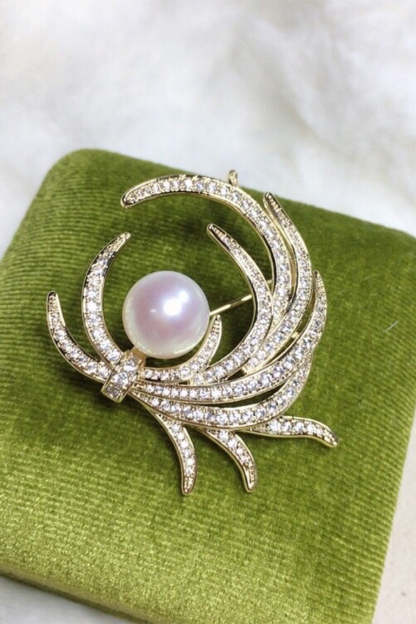 White Brooch Adorned with Rhinestones and Pearls
