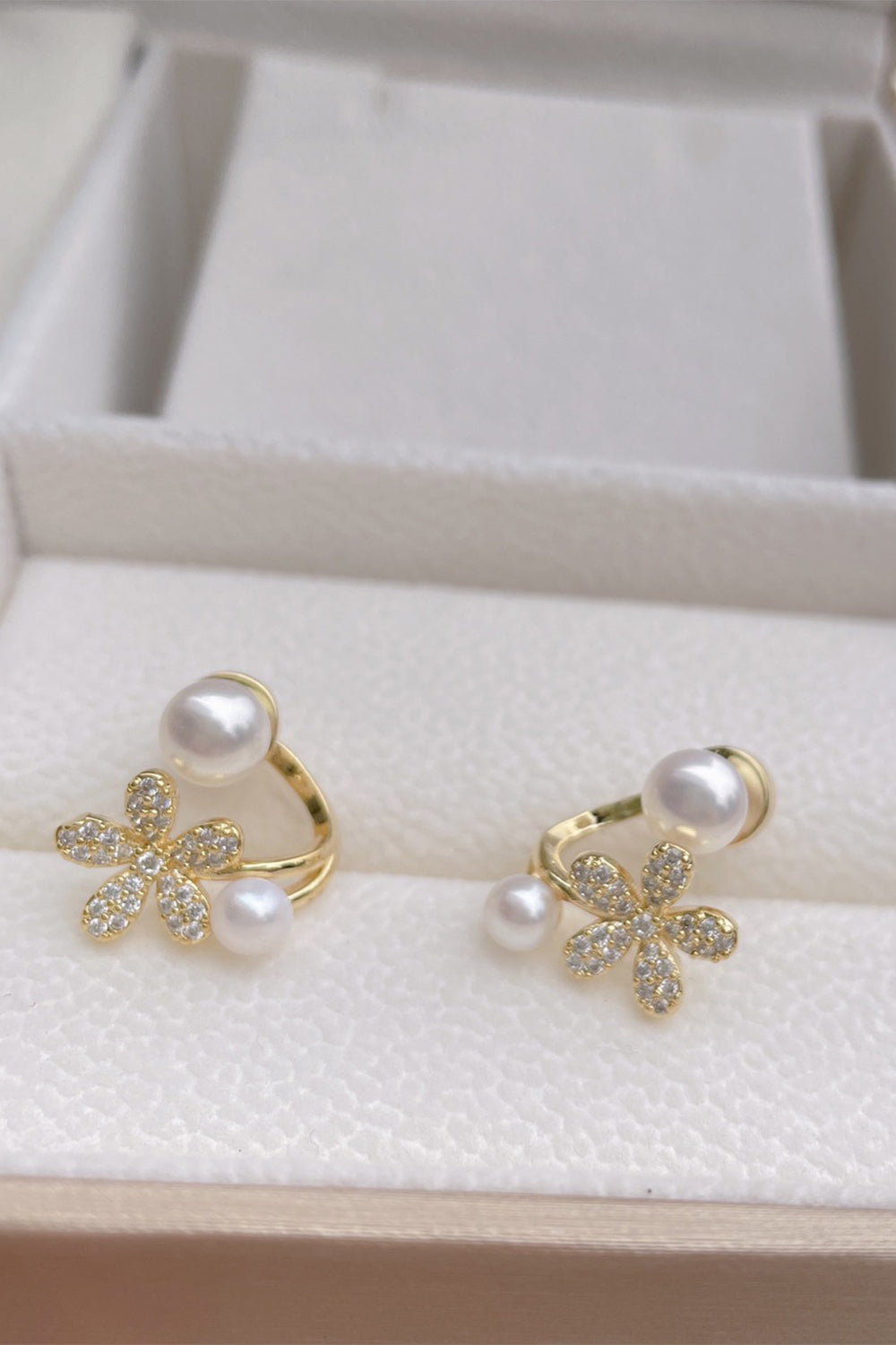 Pearl Ear Clip in White