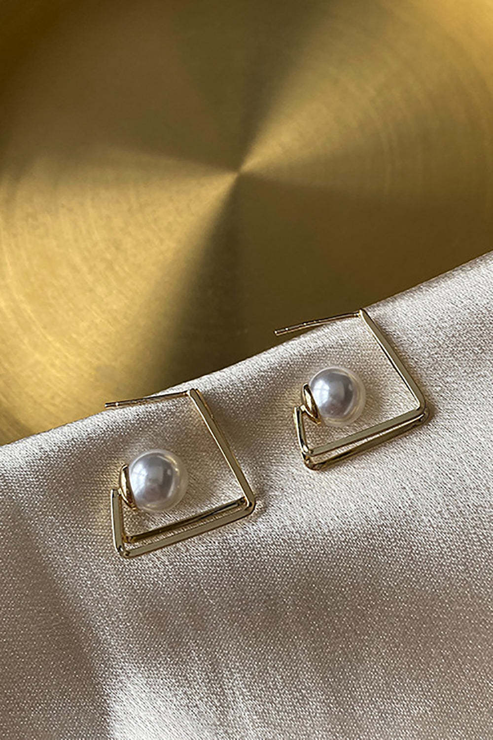 Pearl Earrings: Simple and Versatile