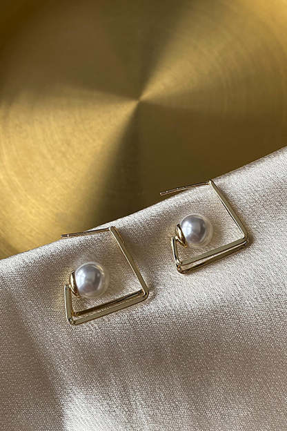 Pearl Earrings: Simple and Versatile