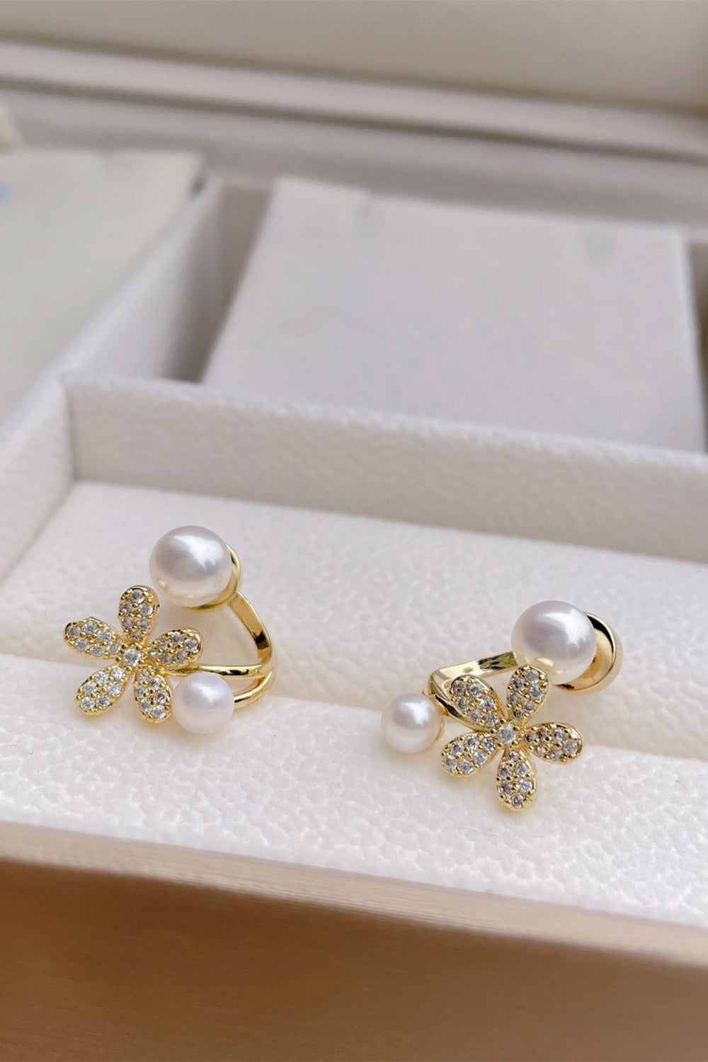 Pearl Ear Clip in White