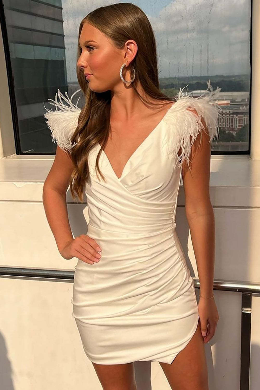 Trendy Bodycon V Neck White Short Cocktail Dress With Feather
