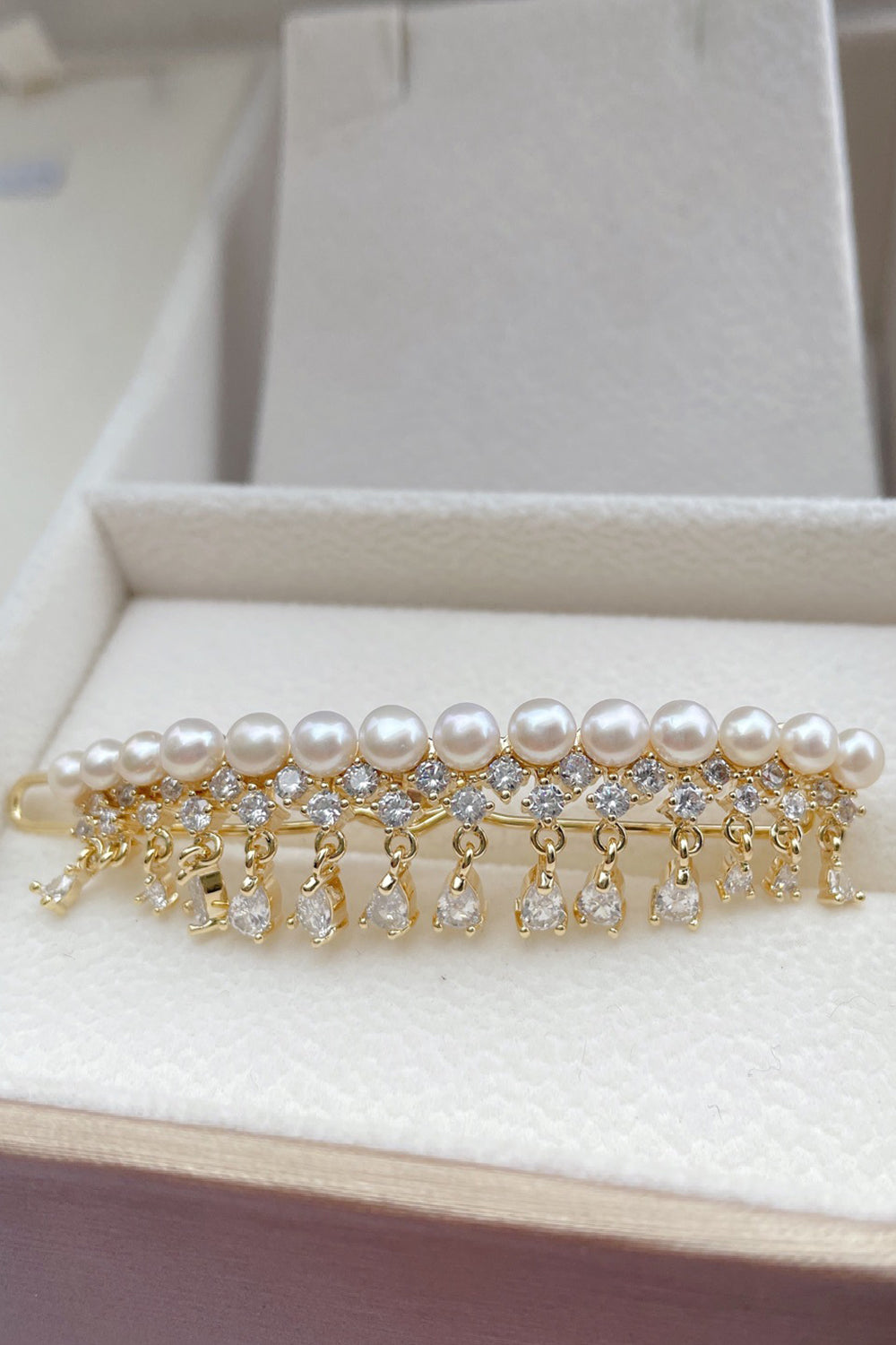 Pearl-Adorned Side Hair Clip with Vintage Bangs