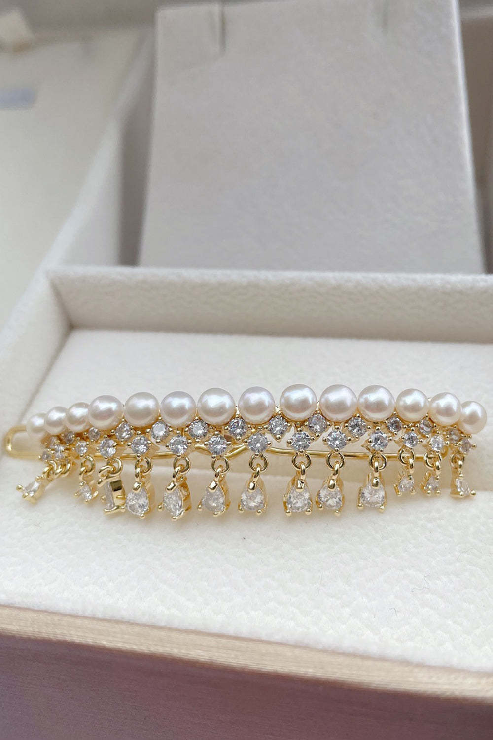 Pearl-Adorned Side Hair Clip with Vintage Bangs