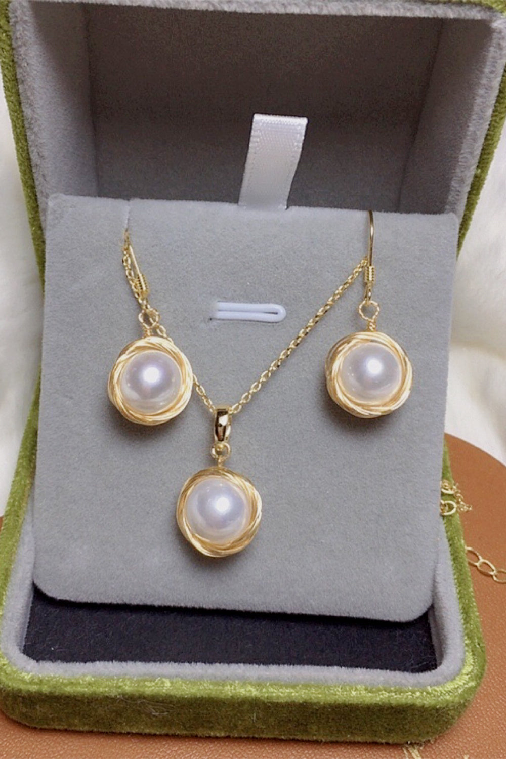 Pearl Necklace and Earrings Set in White
