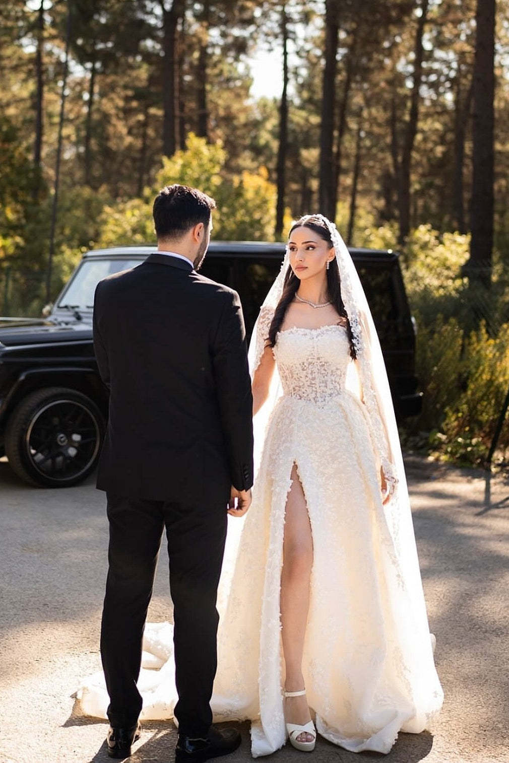 Beautiful Ivory A-Line Strapless Sleeveless Front Spilt Long Tulle Wedding Dresses With Appliques