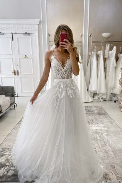 Boho White A-Line V-Neck Spaghetti Straps Lace Sleeveless Long Tulle Wedding Dress With Appliques