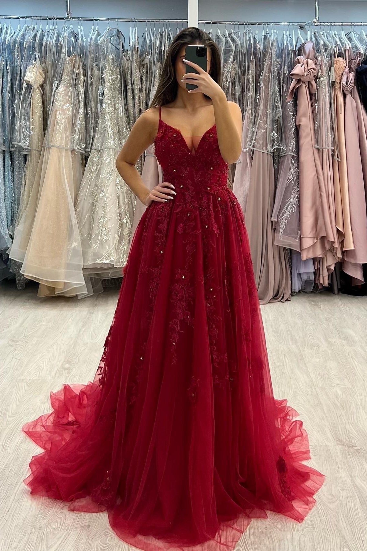 Charming Red A-Line Spaghetti Strap V-Neck Beaded Sleeveless Long Tulle Evening Dresses With Appliques