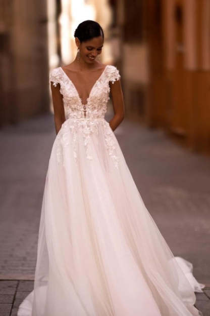 Charming White A-Line V-Neck Cap Sleeve Backless Sweep Train Tulle Wedding Dresses With Appliques