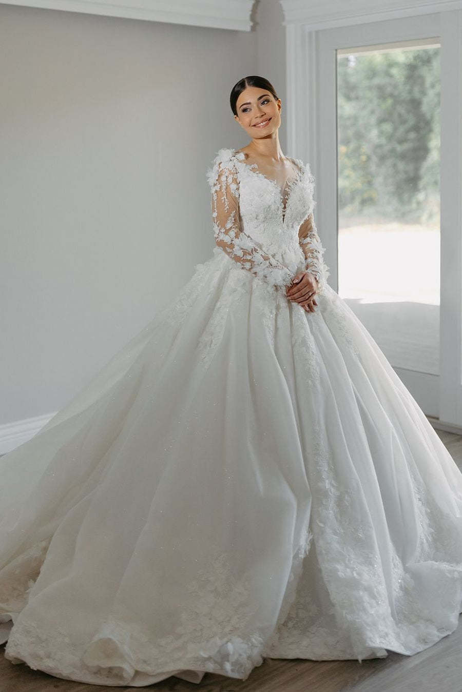 Charming White Ball Gown V-Neck Long Sleeves Cathedral Train Lace Wedding Dresses With Appliques