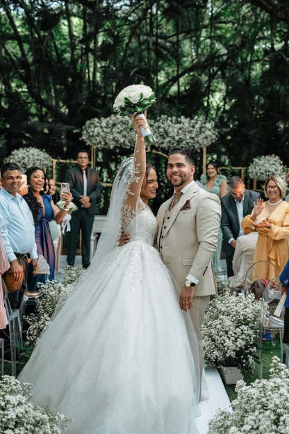 Charming White V-Neck Ball Gown Long Sleeves Sequined Long Tulle Wedding Dresses With Appliques